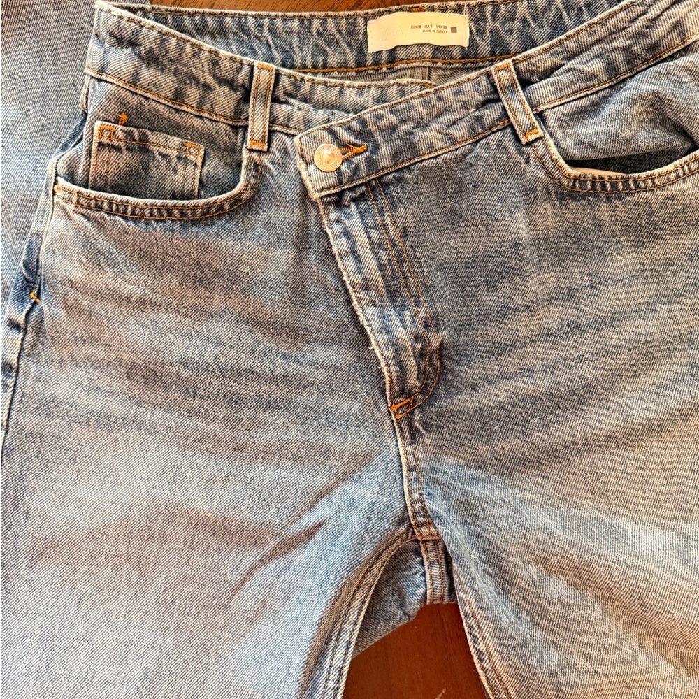 ZARA HIGH WAISTED CROSSOVER
WAIST STRAIGHT JEANS